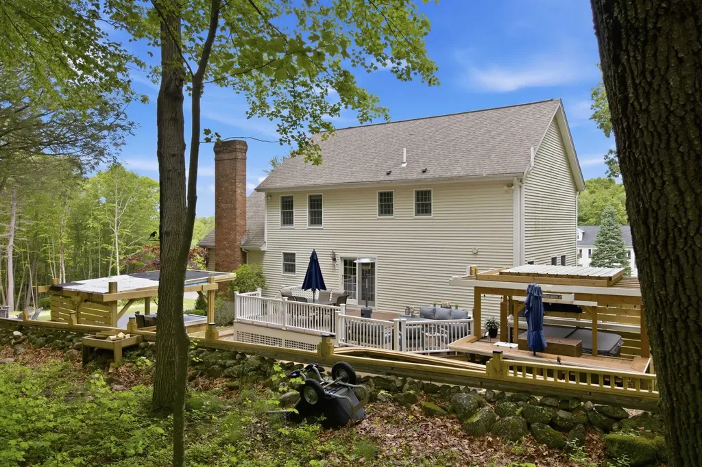 3 Faye Lane Londonderry NH 03053