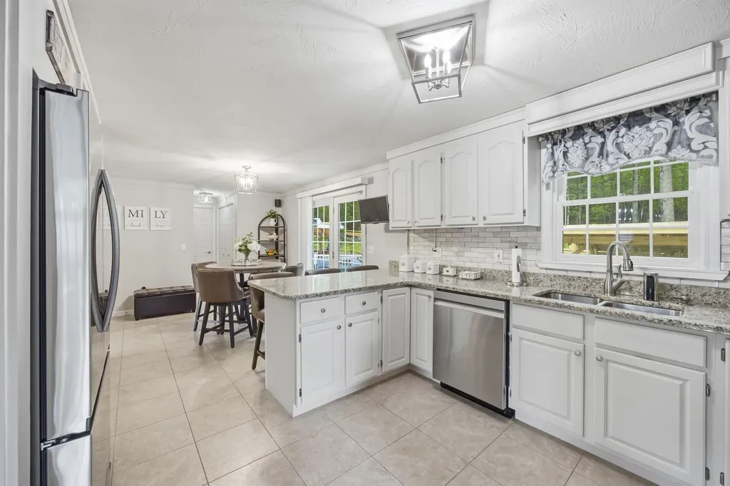 3 Faye Lane Londonderry NH 03053