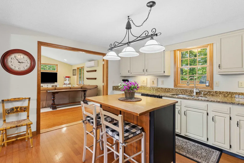 18 Paul Avenue Derry NH 03038