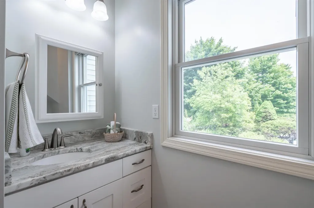 7 Longview Circle Pelham NH 03076