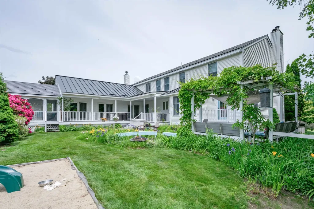 7 Longview Circle Pelham NH 03076