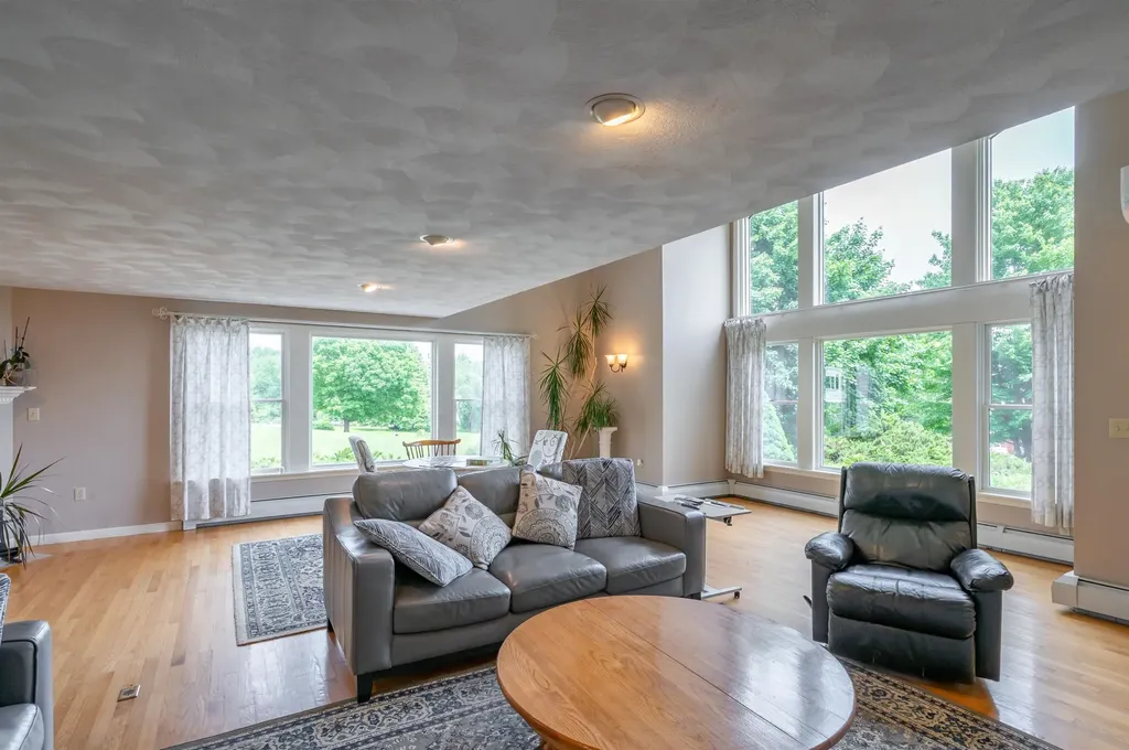 7 Longview Circle Pelham NH 03076