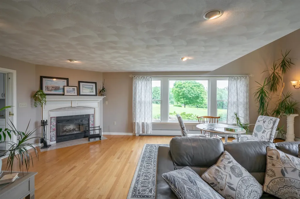 7 Longview Circle Pelham NH 03076