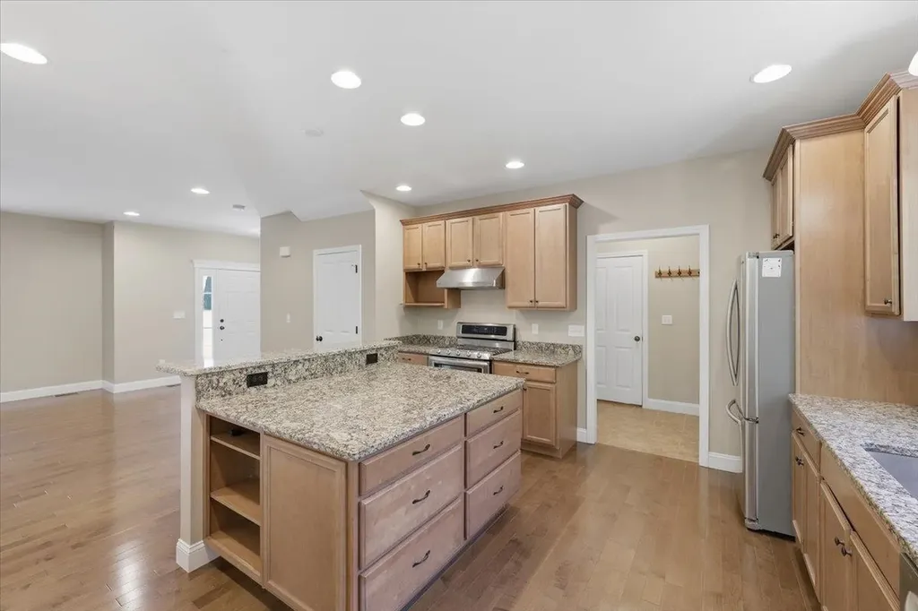 18 Hawthorne Drive Auburn NH 03032