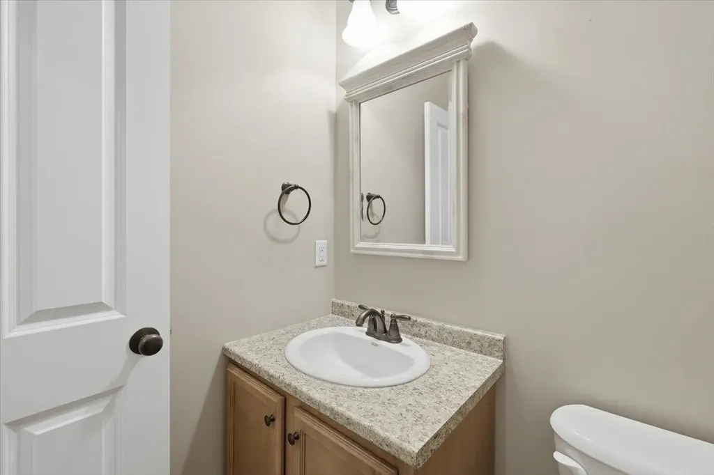 18 Hawthorne Drive Auburn NH 03032