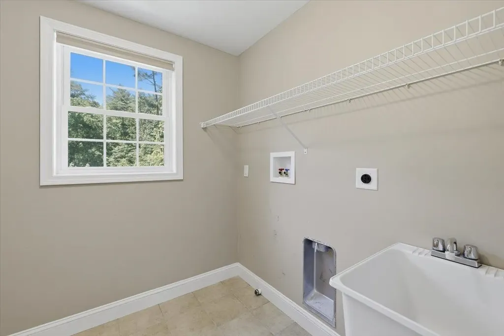 18 Hawthorne Drive Auburn NH 03032