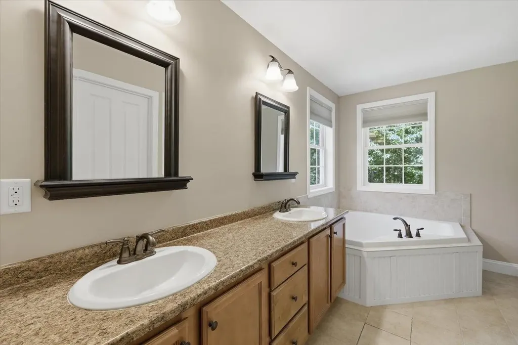 18 Hawthorne Drive Auburn NH 03032