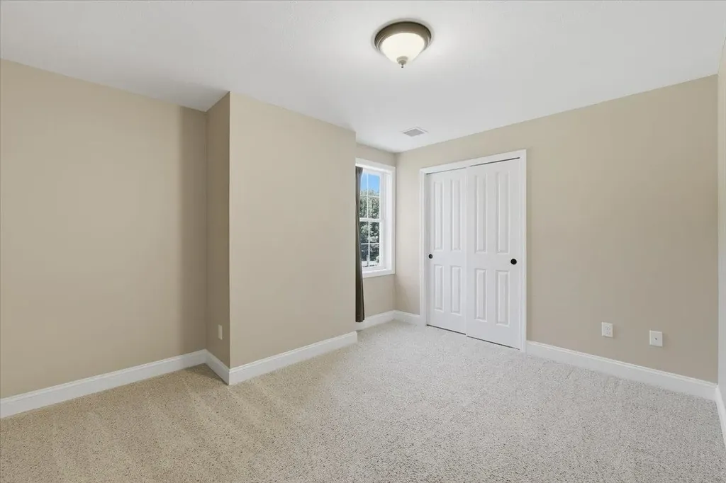 18 Hawthorne Drive Auburn NH 03032