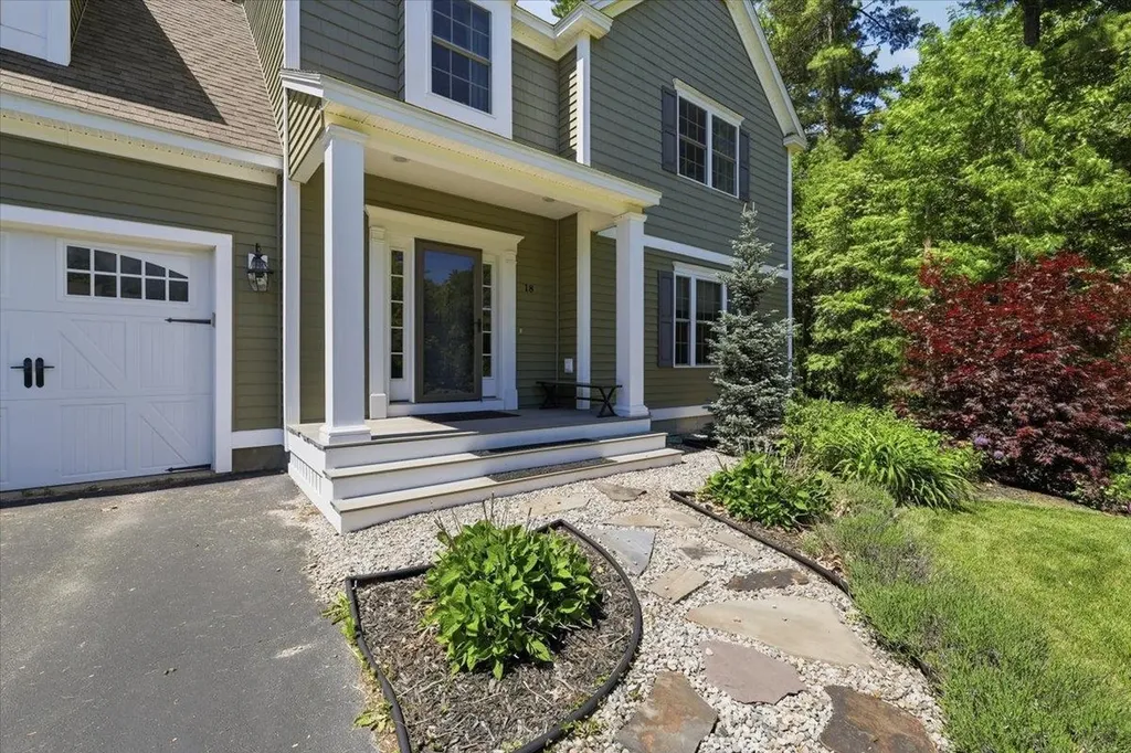 18 Hawthorne Drive Auburn NH 03032