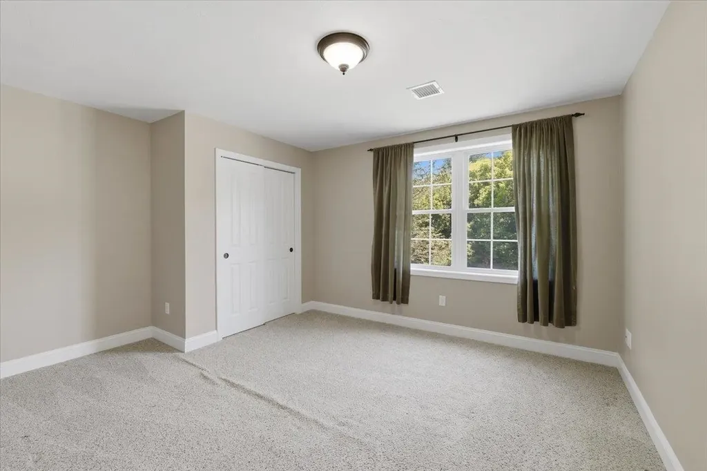 18 Hawthorne Drive Auburn NH 03032