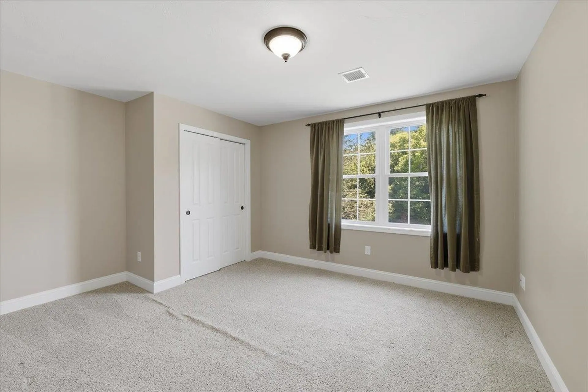 18 Hawthorne Drive Auburn NH 03032
