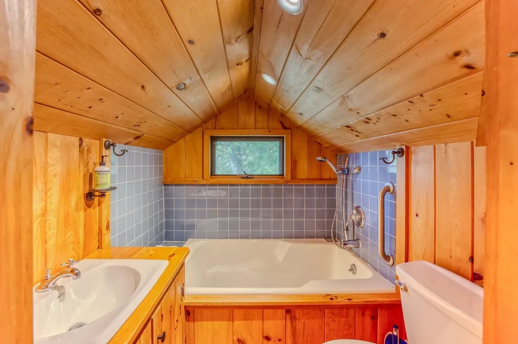 156 Mooney Point Road Holderness NH 03245