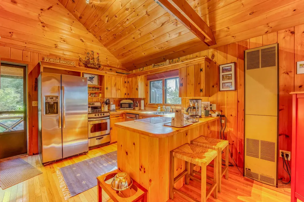 156 Mooney Point Road Holderness NH 03245