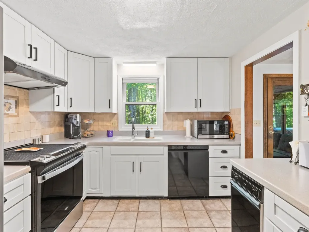 19 Wedgewood Drive Londonderry NH 03053