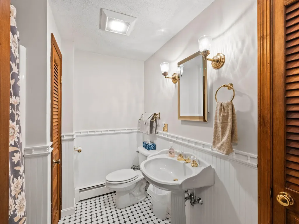 19 Wedgewood Drive Londonderry NH 03053