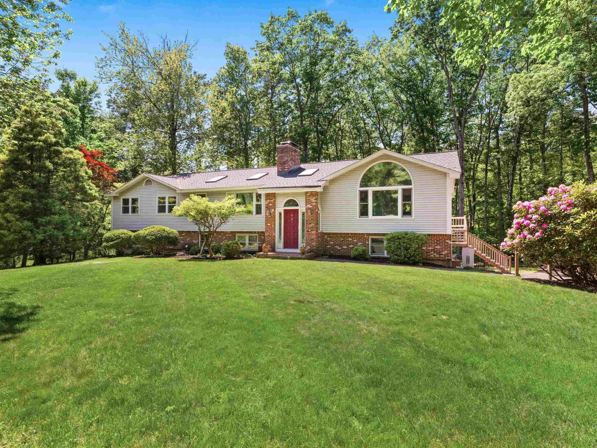 19 Wedgewood Drive Londonderry NH 03053