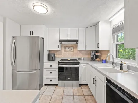 19 Wedgewood Drive Londonderry NH 03053