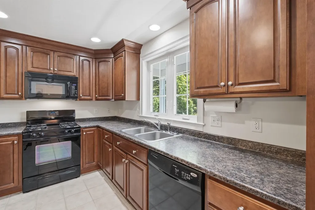 12 Thorn Hill Road Hooksett NH 03106