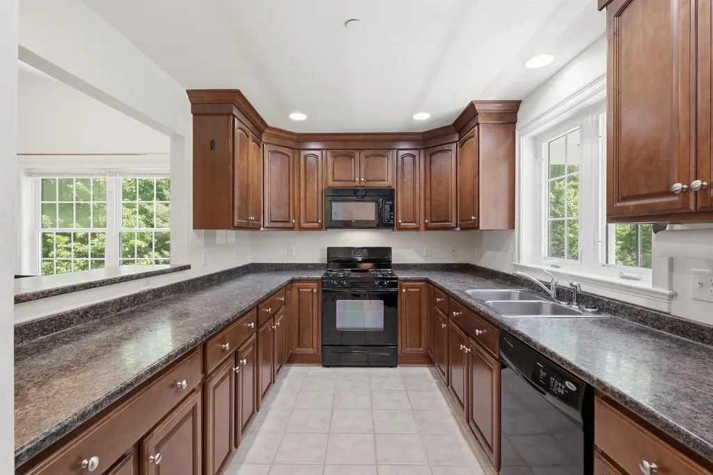 12 Thorn Hill Road Hooksett NH 03106