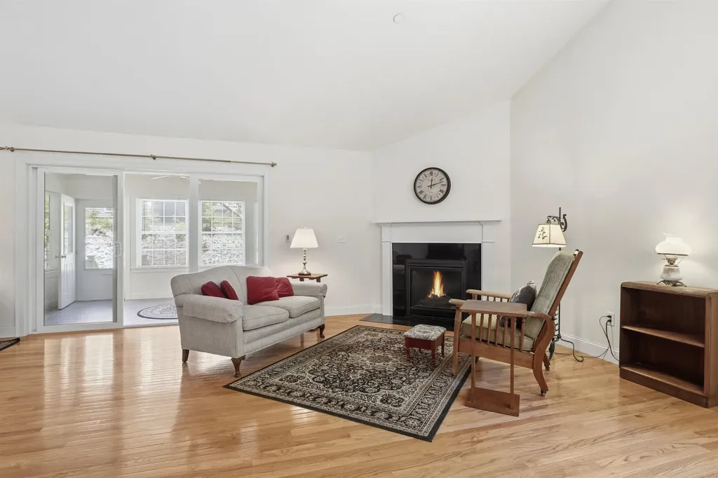 12 Thorn Hill Road Hooksett NH 03106