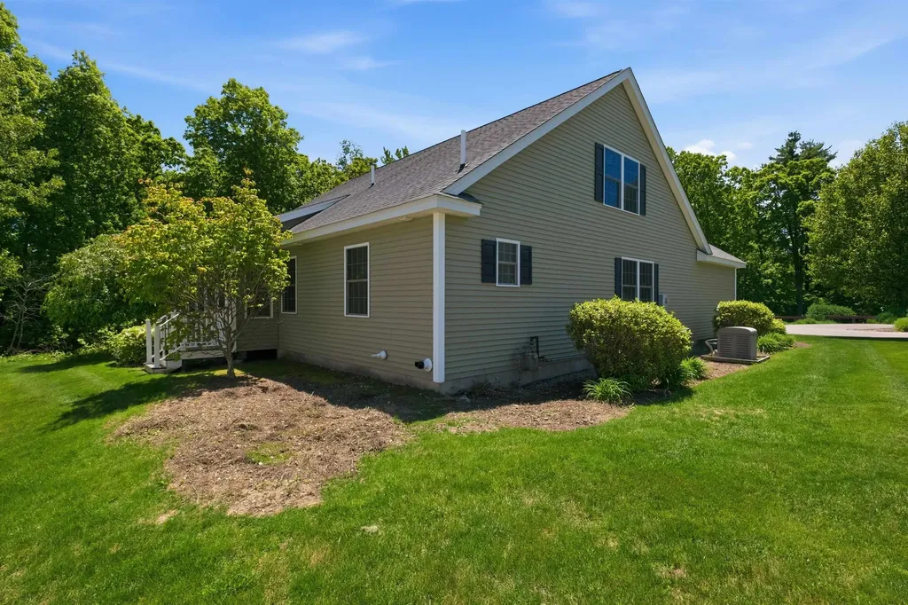 12 Thorn Hill Road Hooksett NH 03106