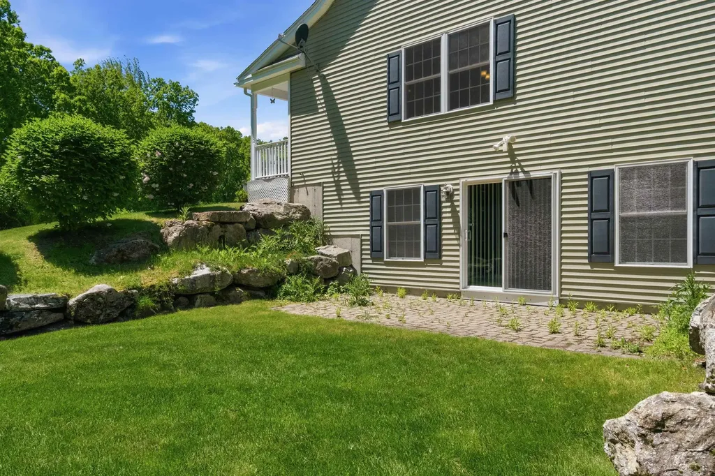 12 Thorn Hill Road Hooksett NH 03106