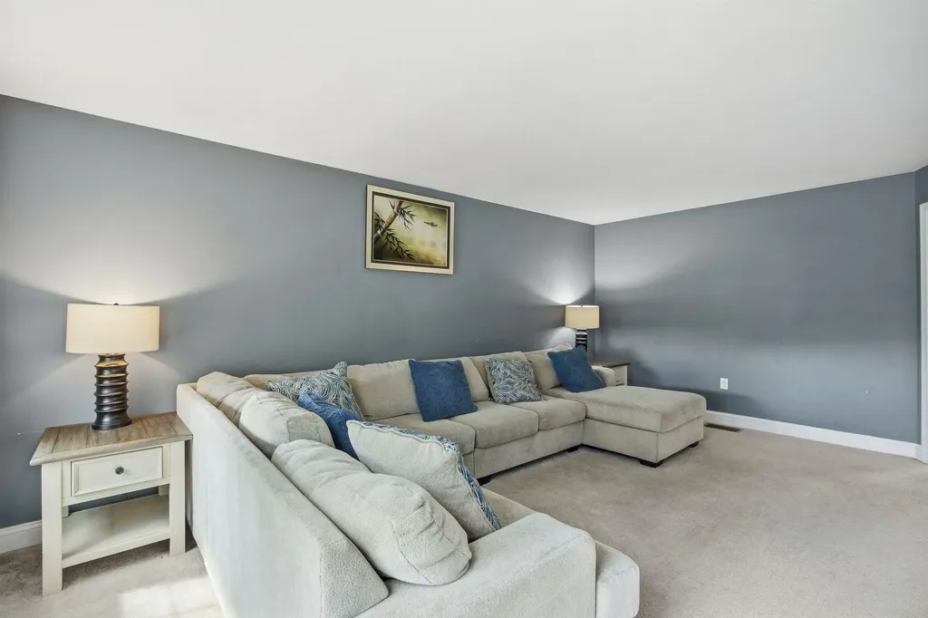 317 University Circle Hooksett NH 03106