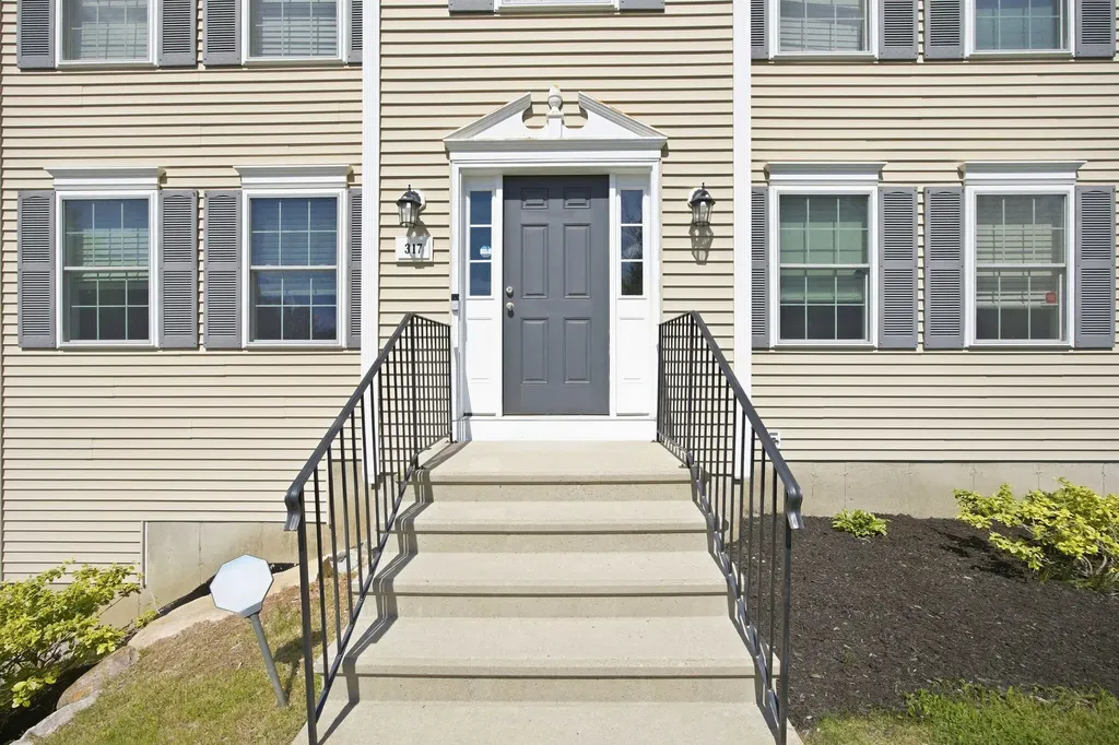 317 University Circle Hooksett NH 03106