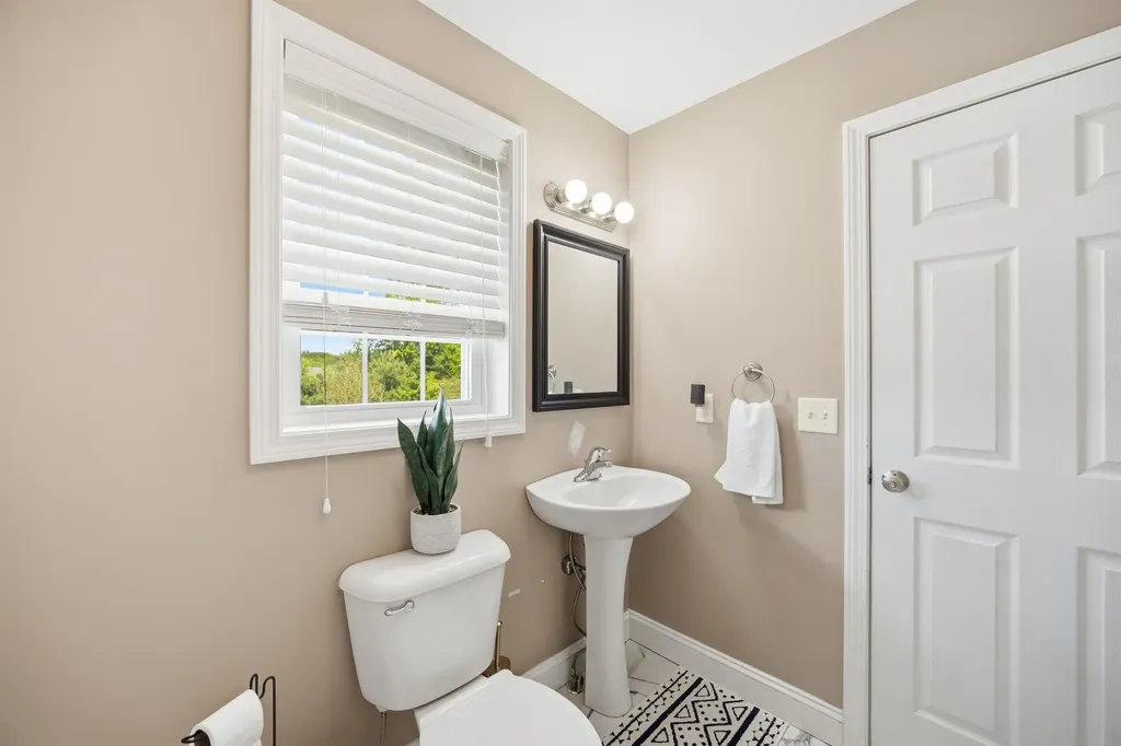 317 University Circle Hooksett NH 03106