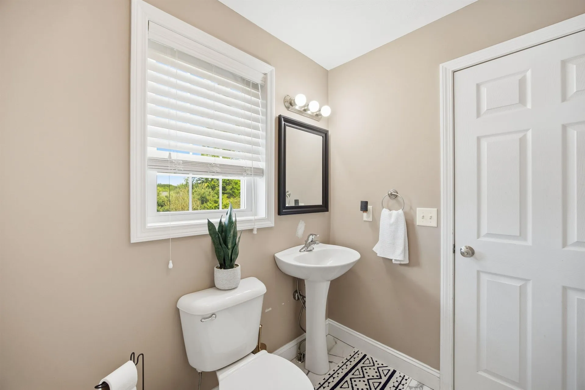 317 University Circle Hooksett NH 03106