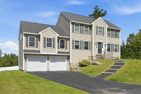 317 University Circle Hooksett NH 03106