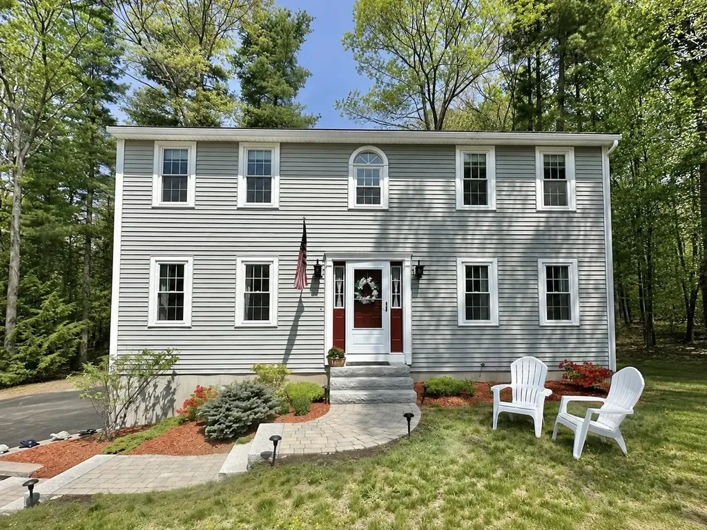 30 Royal Lane Londonderry NH 03053