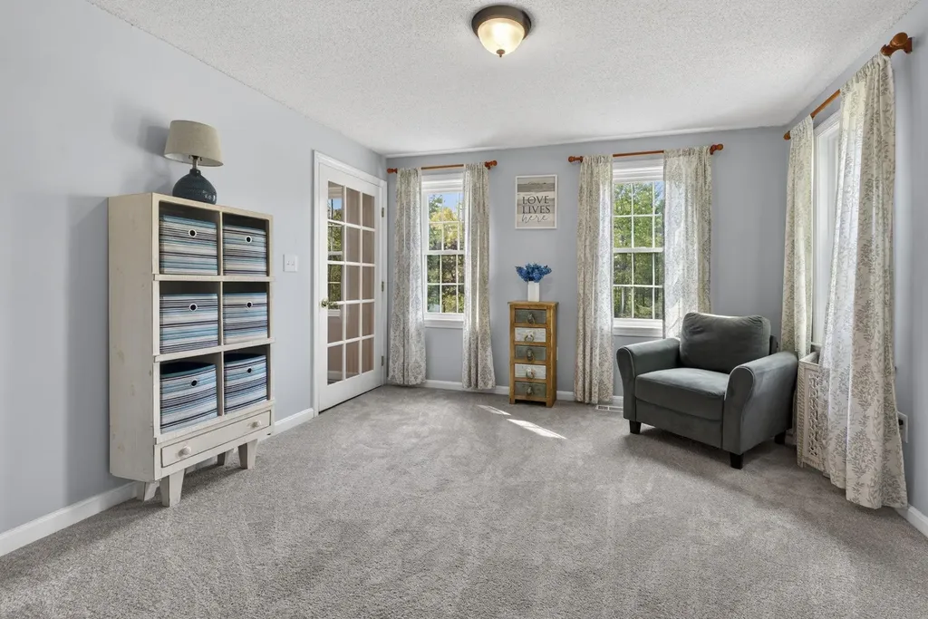 30 Royal Lane Londonderry NH 03053