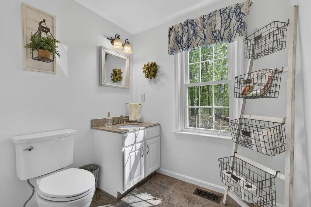 30 Royal Lane Londonderry NH 03053