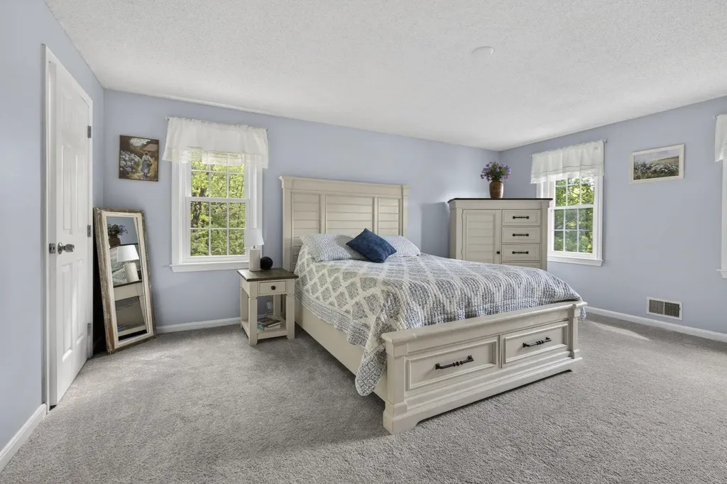 30 Royal Lane Londonderry NH 03053