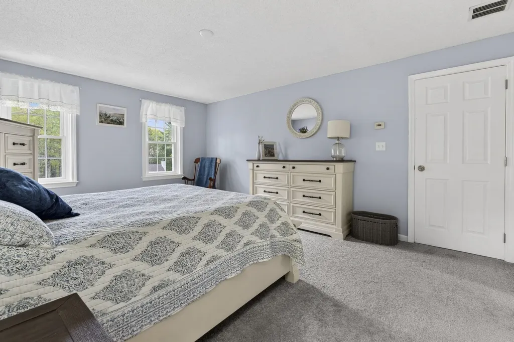 30 Royal Lane Londonderry NH 03053
