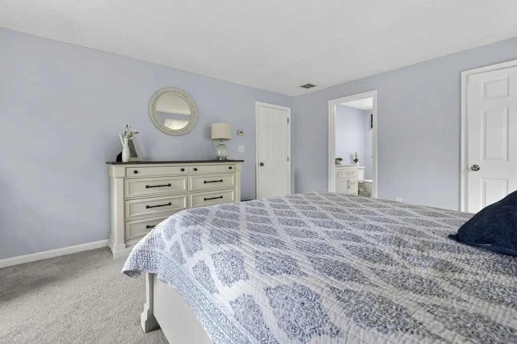30 Royal Lane Londonderry NH 03053