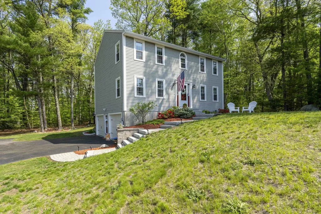 30 Royal Lane Londonderry NH 03053