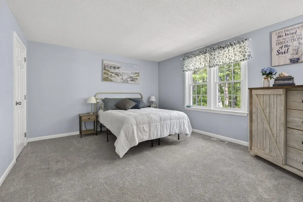 30 Royal Lane Londonderry NH 03053