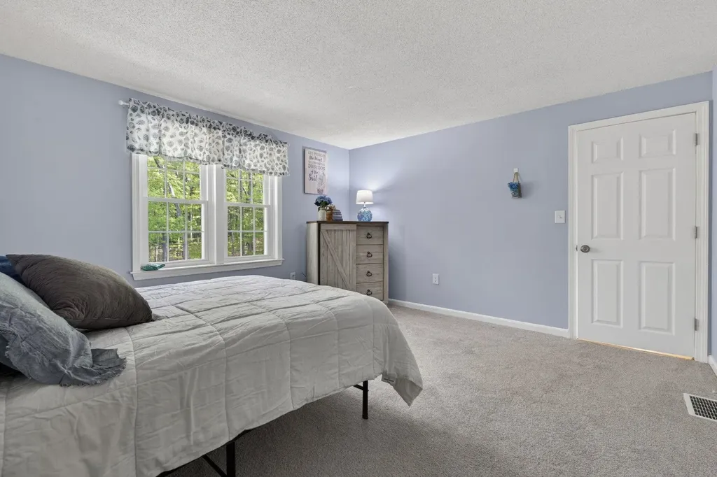 30 Royal Lane Londonderry NH 03053