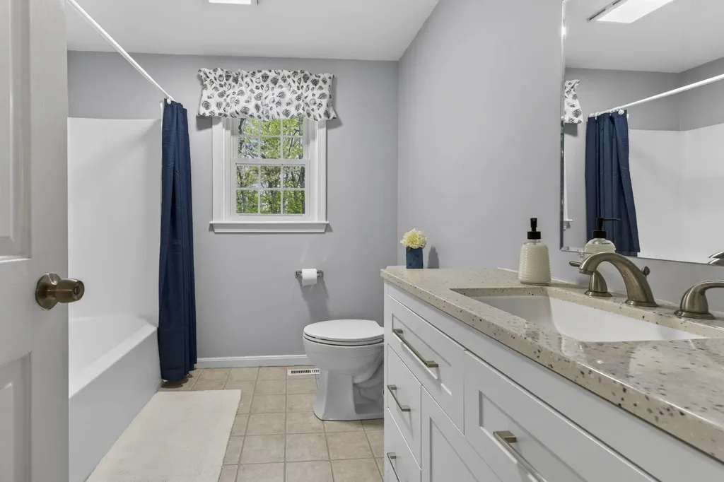 30 Royal Lane Londonderry NH 03053