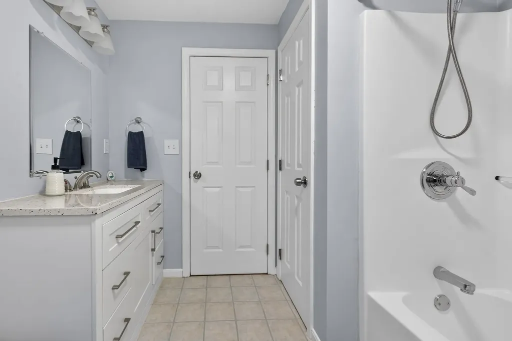30 Royal Lane Londonderry NH 03053