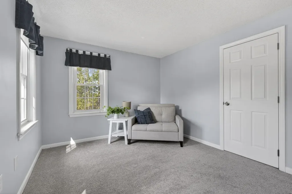 30 Royal Lane Londonderry NH 03053