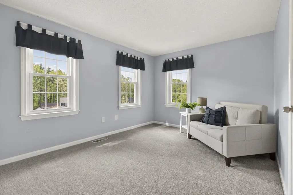 30 Royal Lane Londonderry NH 03053