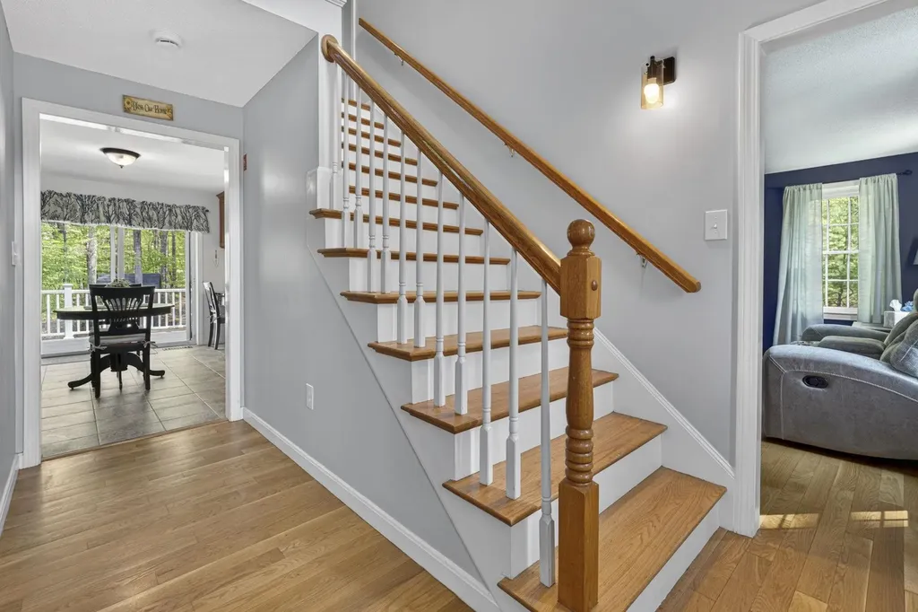 30 Royal Lane Londonderry NH 03053