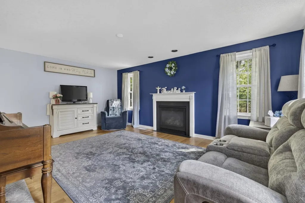 30 Royal Lane Londonderry NH 03053