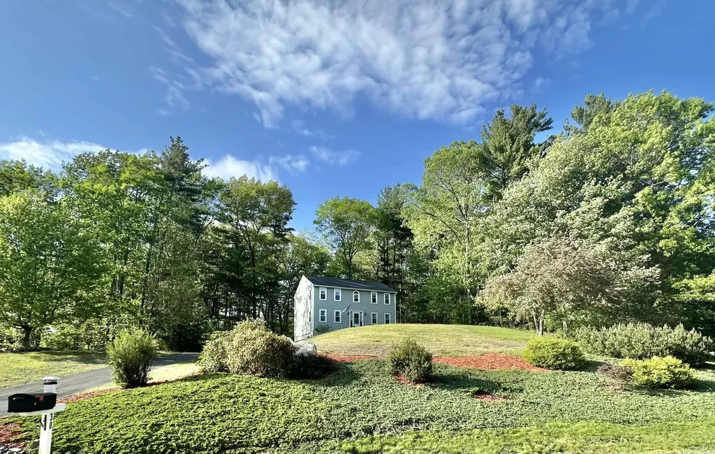 30 Royal Lane Londonderry NH 03053