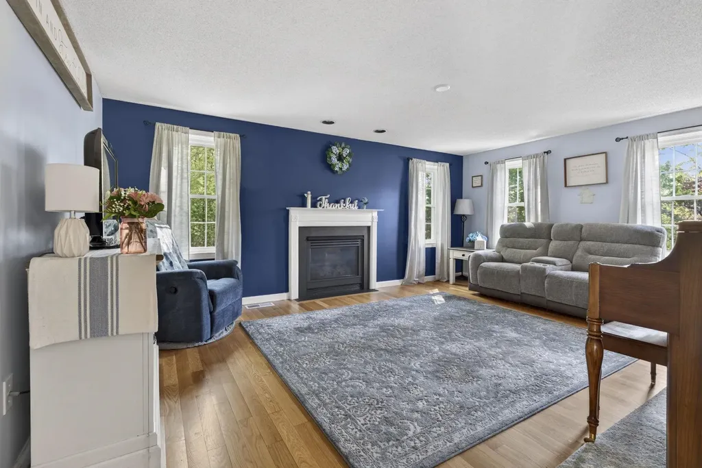 30 Royal Lane Londonderry NH 03053