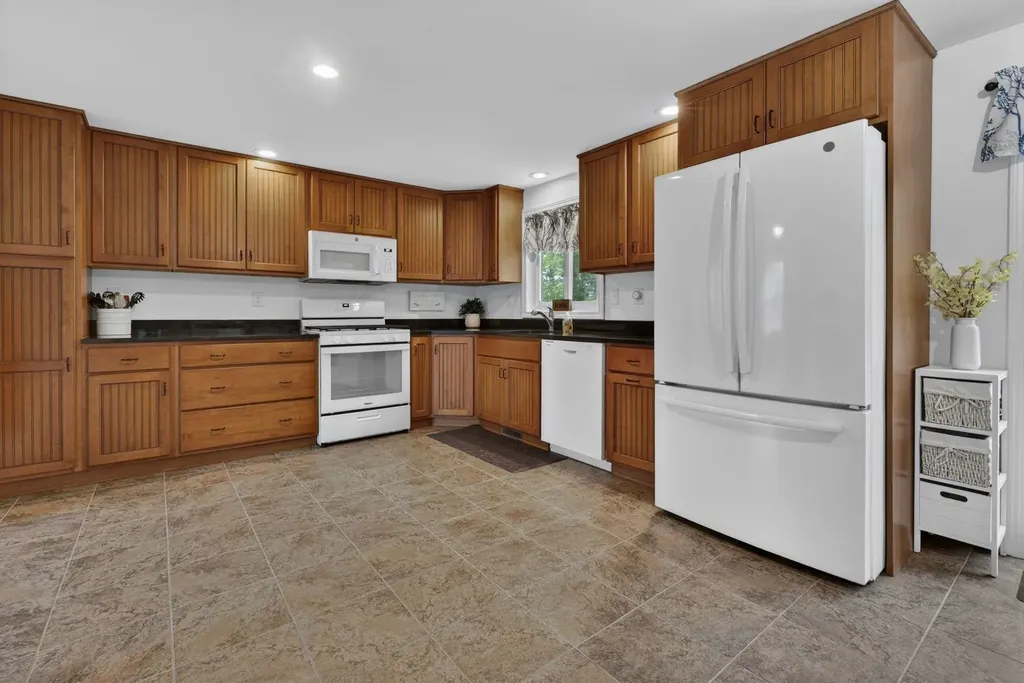 30 Royal Lane Londonderry NH 03053