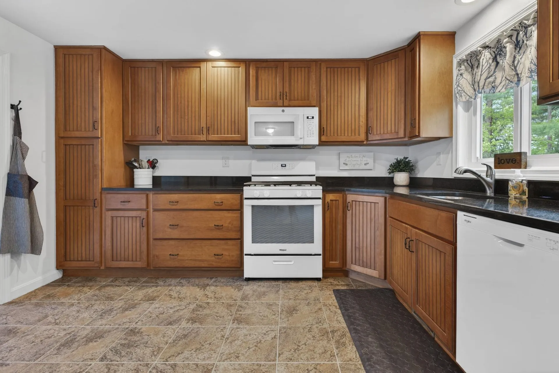 30 Royal Lane Londonderry NH 03053